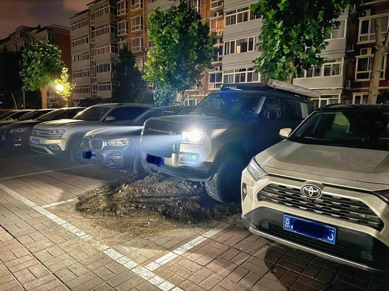 越野车专属车位

之前不知道为啥要往车位上堆土，直到看到这个才发现！这是，越野车