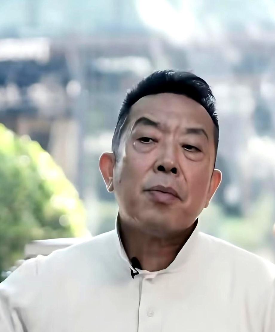 立领一竖，300亿估值到手。西贝贾国龙，把西北莜面卖成奢侈品。

要说咱们餐饮界