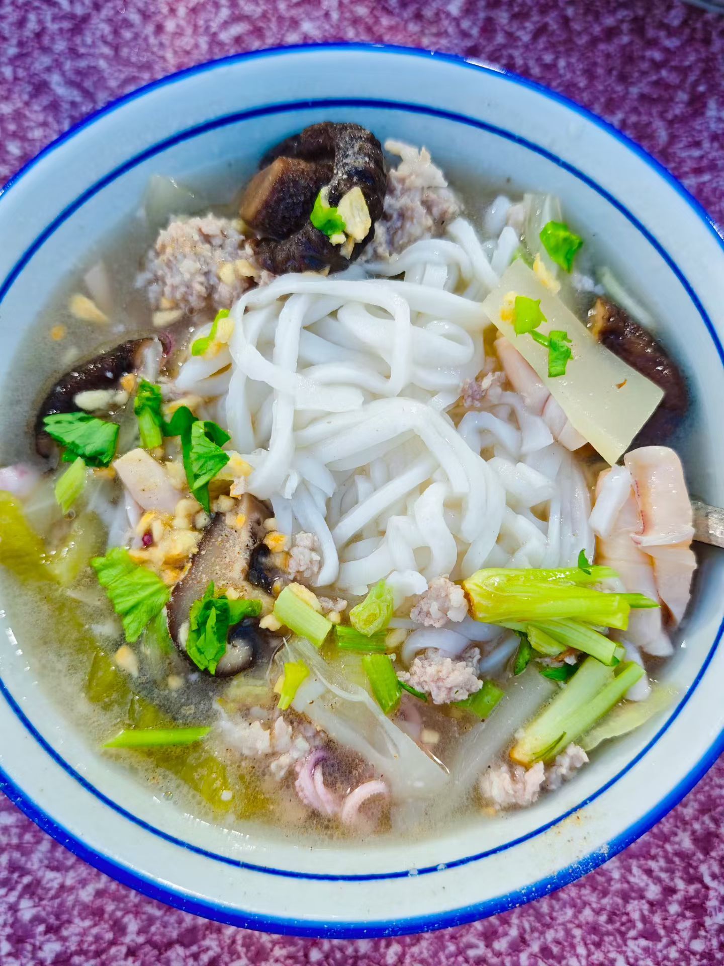 一碗简单的粿条汤，能够得到一丝“胃”籍的同时，也能感受人间烟火气！ 