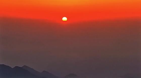 红日初升，其道大光；云端之上，璀璨东方。当2026年4月10日的第一缕晨光刺破云