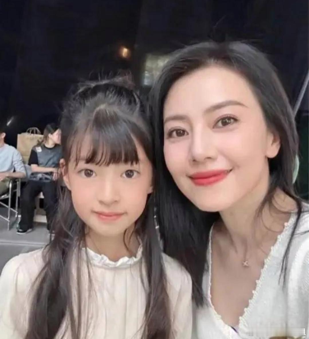 赵又廷高圆圆的女儿好漂亮啊！ 