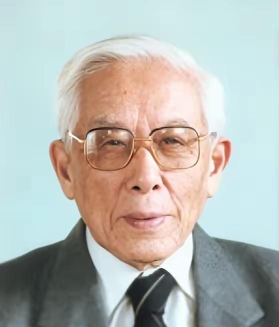 1993年，92岁的前北大校长周培源晨练回家后，对着妻子说：“我爱你！”妻子回看