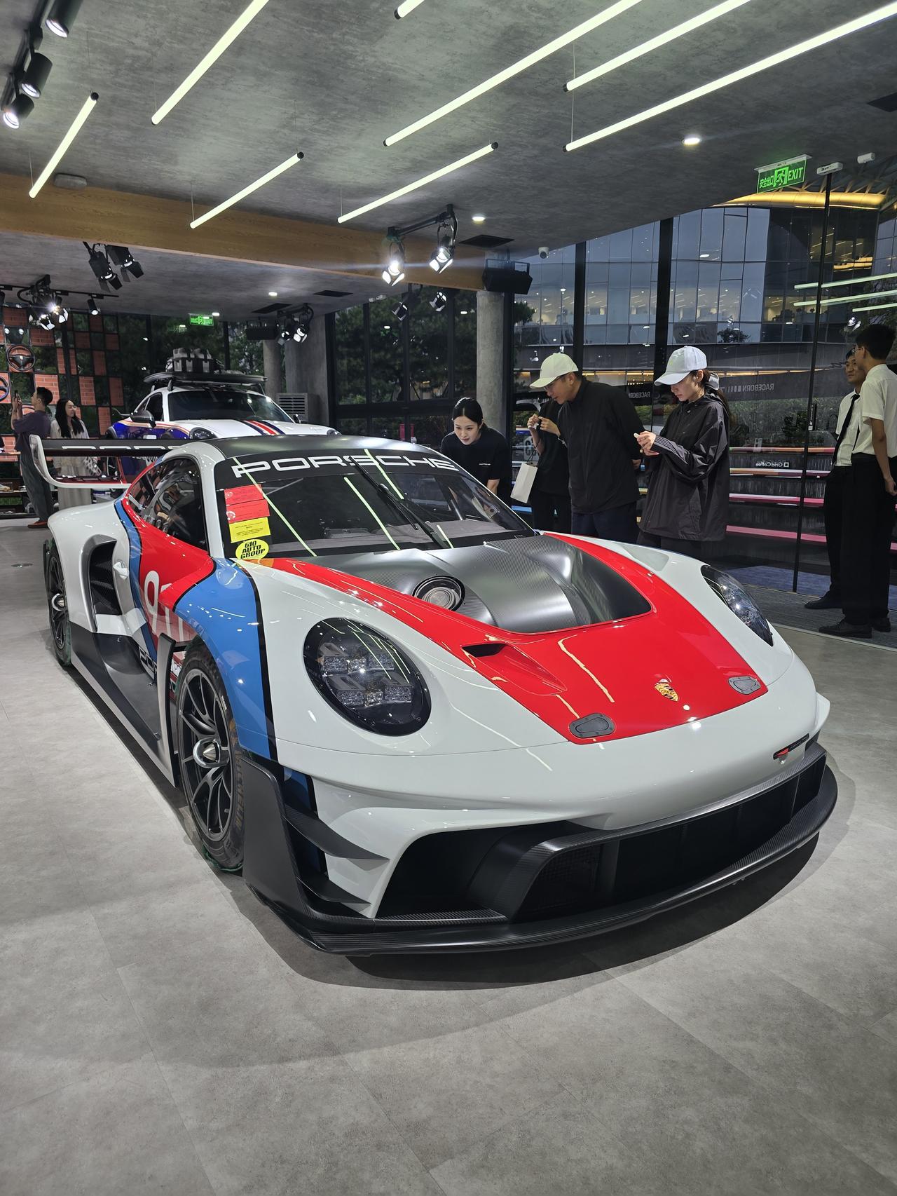 保时捷911 GT3 R Rennsport真的太帅了，巨大的尾翼太吸引人了【来