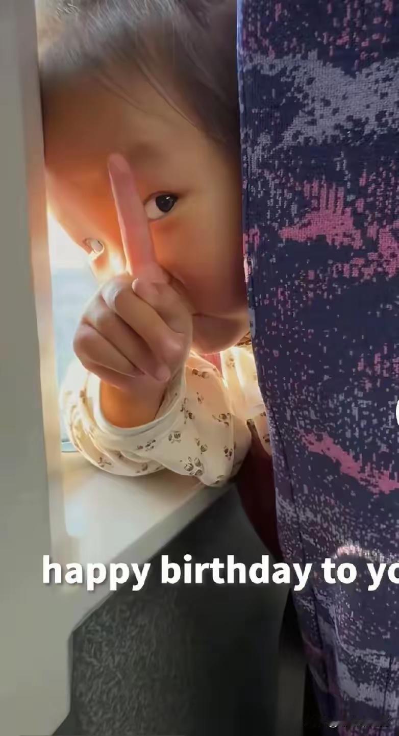 3岁女童火上人民日报！在飞驰的高铁上，坐在前排的3岁女儿突然回过头小声问坐在后排