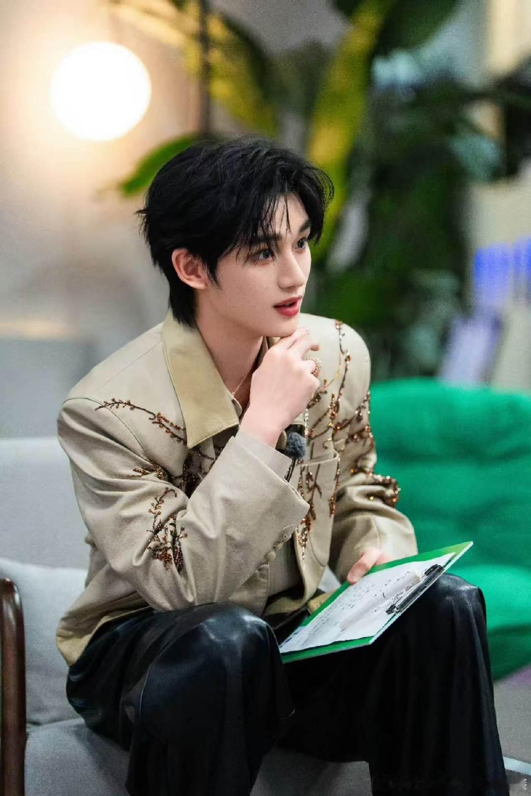 丁程鑫发贺峻霖手势舞为其庆生丁程鑫说贺峻霖毕业典礼超级帅气丁程鑫献上趣味手势舞祝