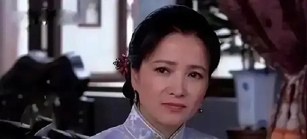 同一个杨九红，隔了二十年，味道全变了。
 
何赛飞在01年《大宅门》里，那是撕心