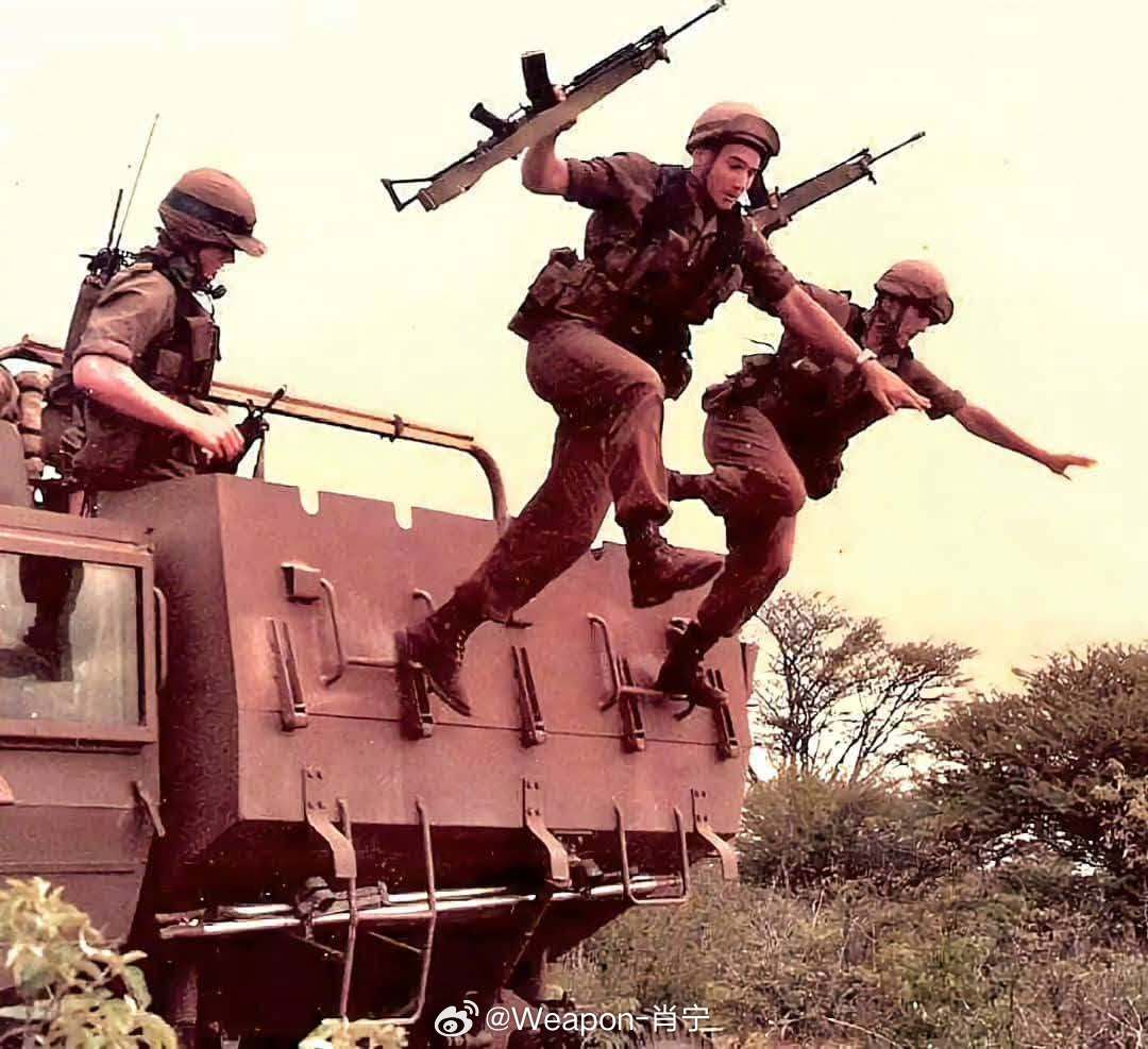 照片中的历史 1980年代的南非海军第一海军陆战旅作训画面。现在的………又黑又胖