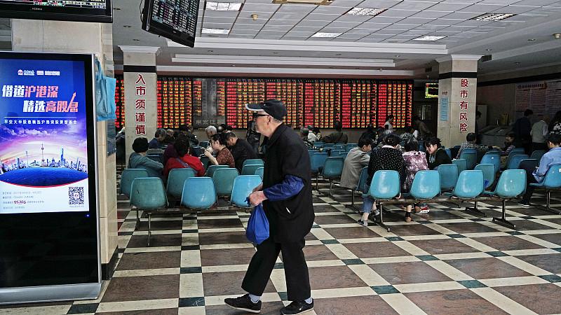 股票市场为何这般难以预判？为什么连专业的基金经理也会被逼到走投无路？
你会发现一