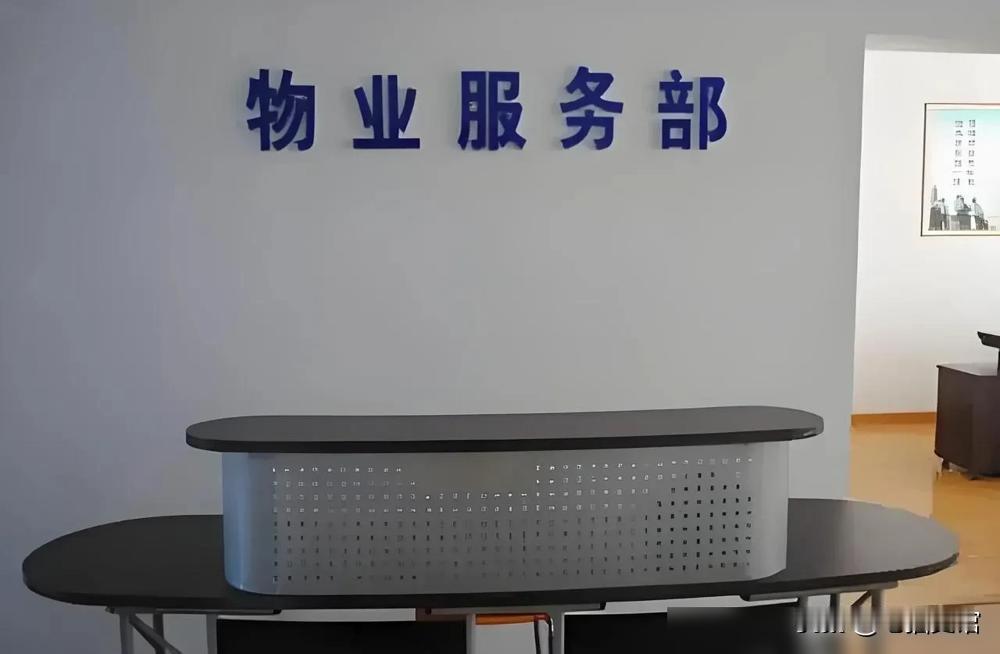 浙江一男子购3车位停玩具车，物业要求腾出车位遭拒，保安将玩具车砸毁。男子愤怒之下