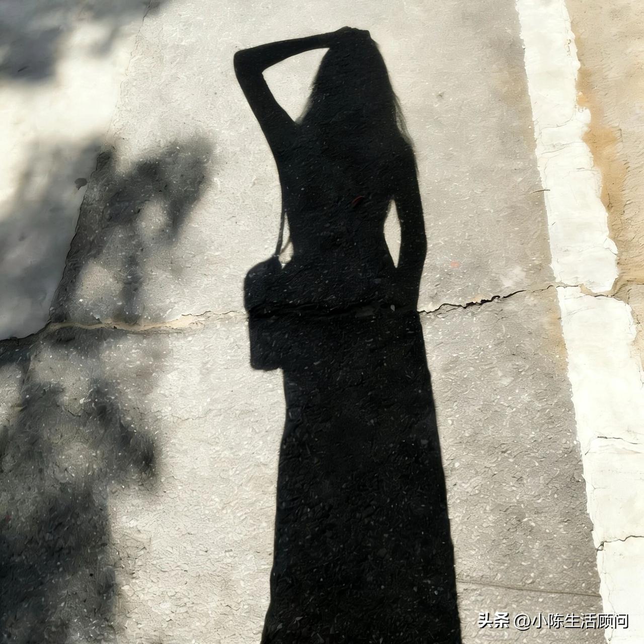 一会儿出太阳，一会儿又下起雨来。女人都没你多变[黑线]
好了，不说了。牛马午休时