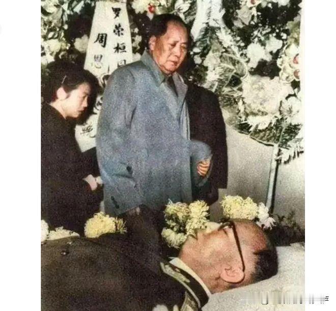 1963年12月16日，这一天，留下了历史上一幅珍贵而感人的照片：伟人毛泽东主席