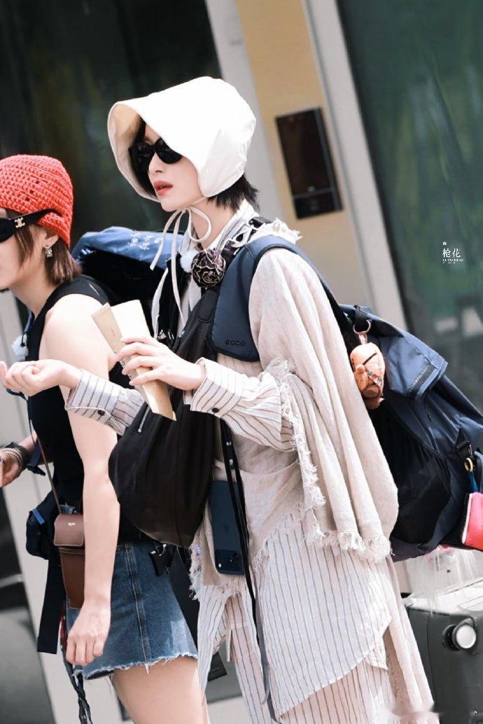高叶倪妮演过闺蜜向野的我们熟人局李宇春辛芷蕾高叶倪妮合照四位姐姐齐聚新疆结伴出游