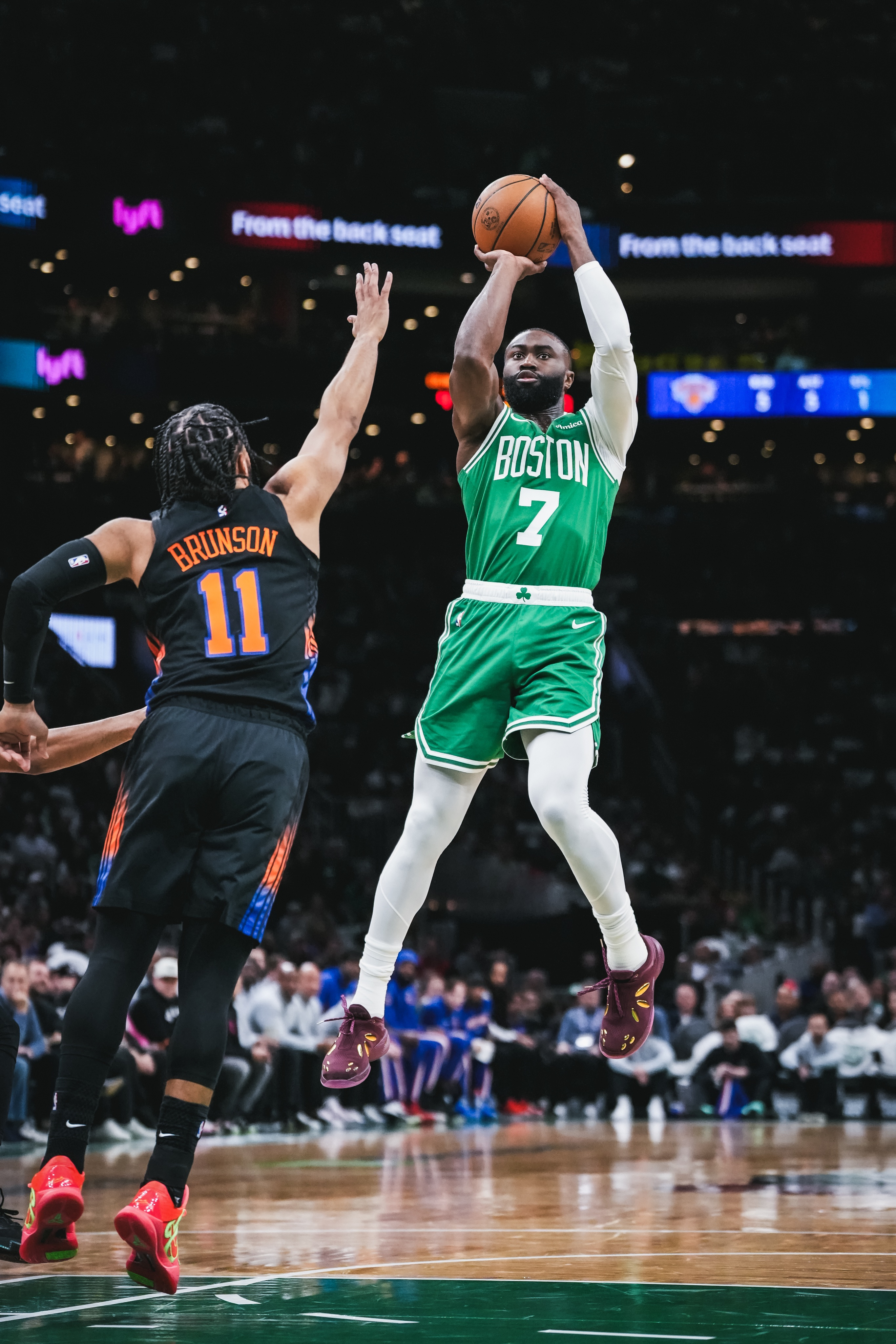 杰伦-布朗第二节9投7中，砍下18分！带领我们打出了一波进攻高潮！波士顿凯尔特人