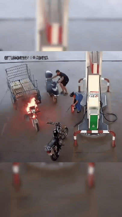 跑的真快？
唯独只有一个女的沉着应对，拿起灭火器消除了隐患，可怜的那几个男人们，