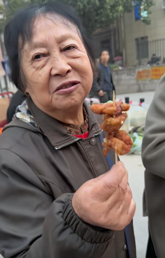 2024年11月，某炸鸡摊老板怒问试吃的大妈“你吃了几块了？”大妈举着手中的一串