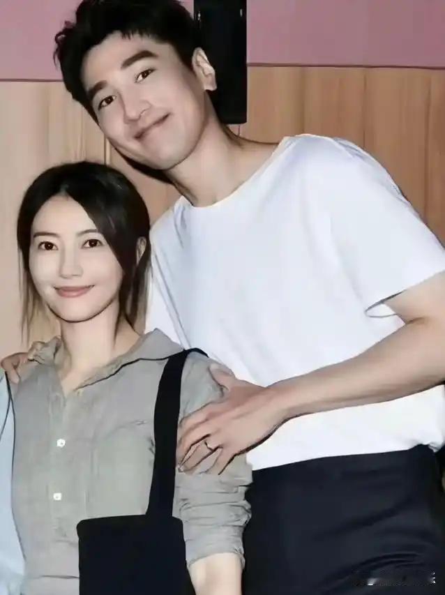 惊呆了
原来赵又廷在家里
是直接称呼高圆圆的大名。

我一直以为啊，明星在家呼叫