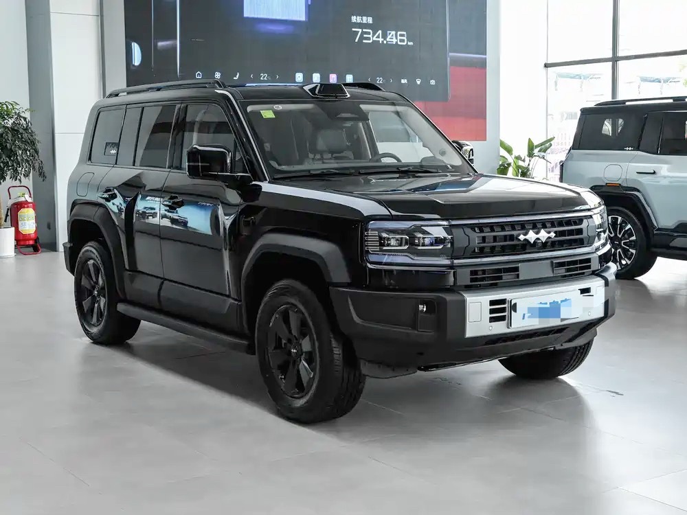 方程豹5是比亚迪旗下硬派混动越野SUV，兼顾城市通勤与户外穿越，热度长期居高不下