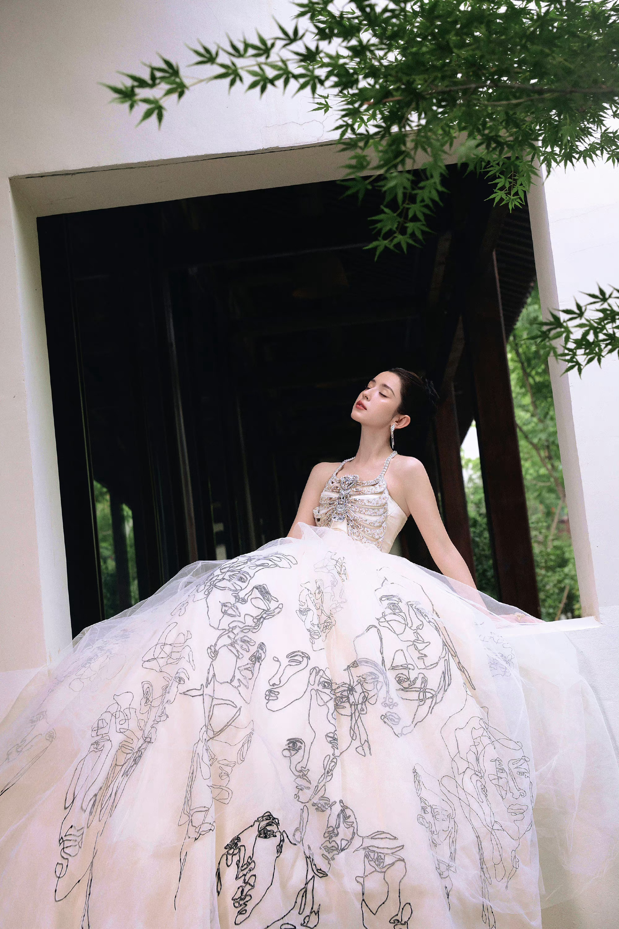#哈妮克孜哥特风纱裙##哈妮克孜裙子上好多人脸#江南美人在此刻具象化、、蝶翼挂脖