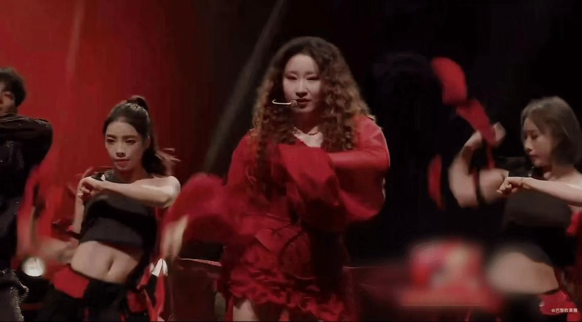 锤娜丽莎扫腿舞  直接被锤娜丽莎狠狠拿捏！踩点丝滑节奏拉满，利落的扫腿动作又酷又