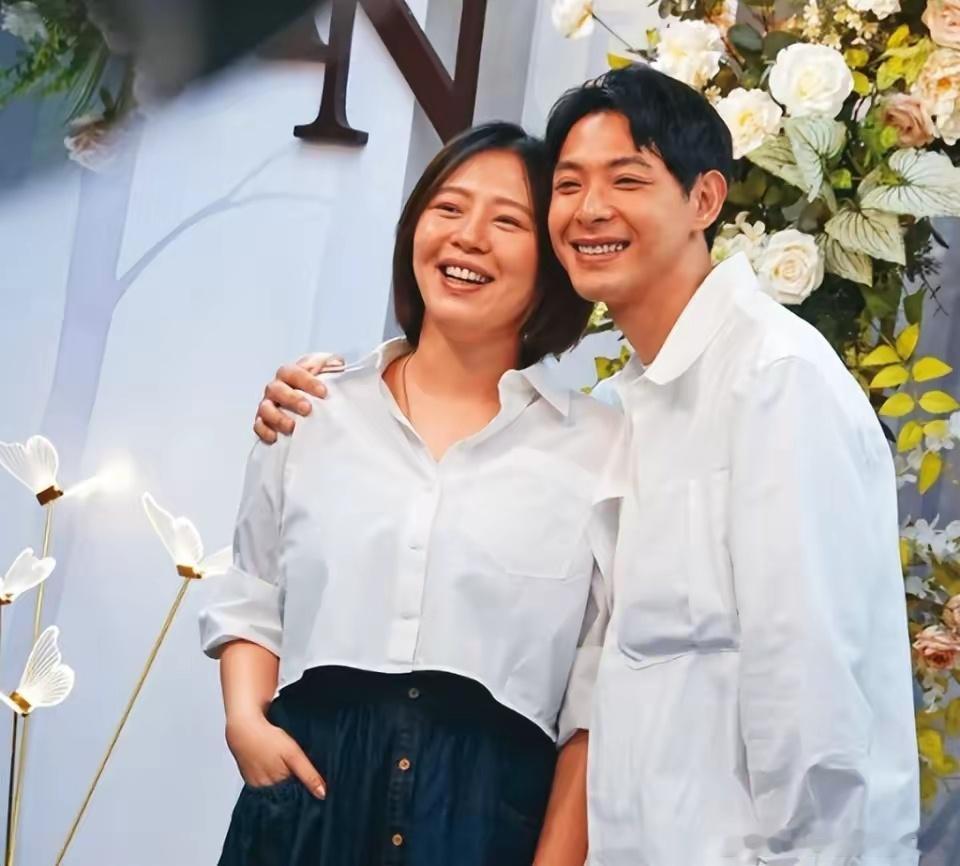 刘品言连晨翔领证刘品言连晨翔办理结婚登记 刘品言连晨翔办理结婚登记，女方怀孕五个