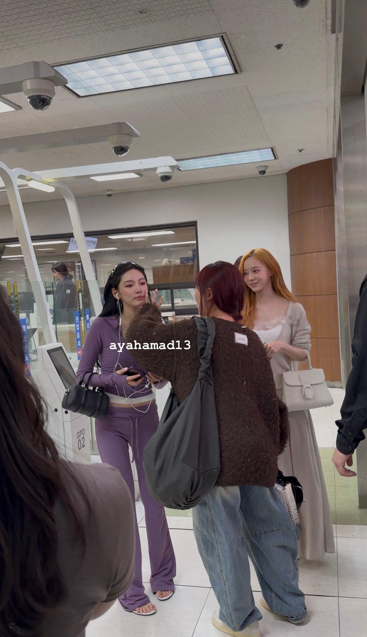 staff欧尼给整理头发 这小脸 