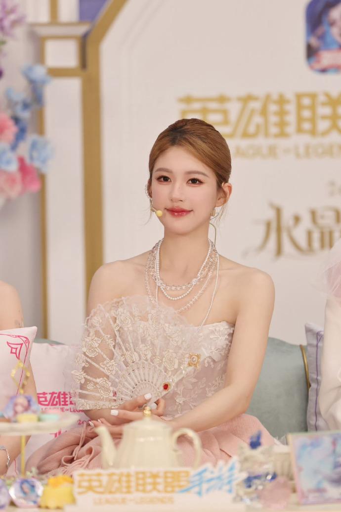 近日赵露思在出席活动的时候搭配的像个漂亮的小仙女，看起来格外的时尚。

赵露思这