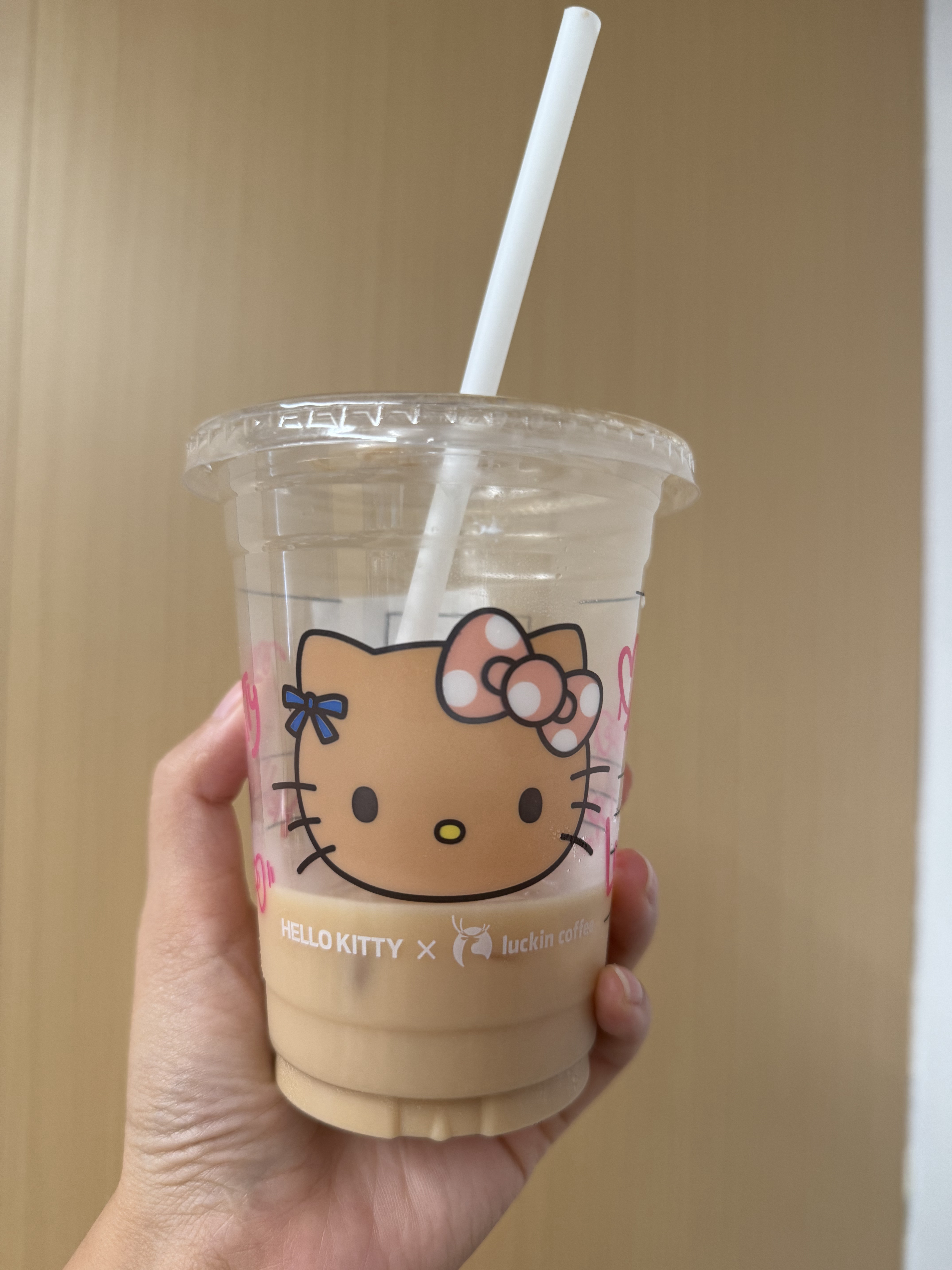 瑞幸就是除了冰太多没啥毛病联名都这么会今天这个Hello Kitty 真是太对我