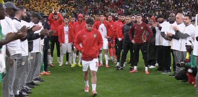 布拉希姆·迪亚兹上台领取金靴奖时，全场起立鼓掌。他依然泪流满面，依然心碎不已。他