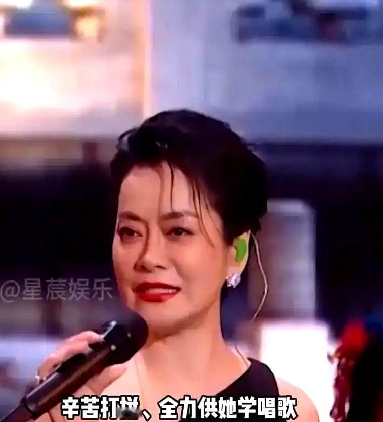 她一红就给两个哥哥各买一套房，有人说傻，她说在还命债。
1963年上海工人家里长