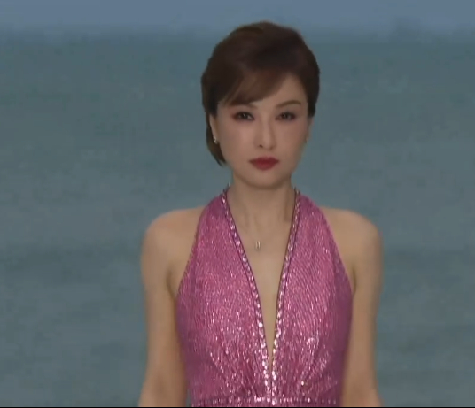 吴昕V到腰了 天呐噜！吴昕这身裸色薄纱深V到腰的装扮太绝啦！视觉上既性感又高级，