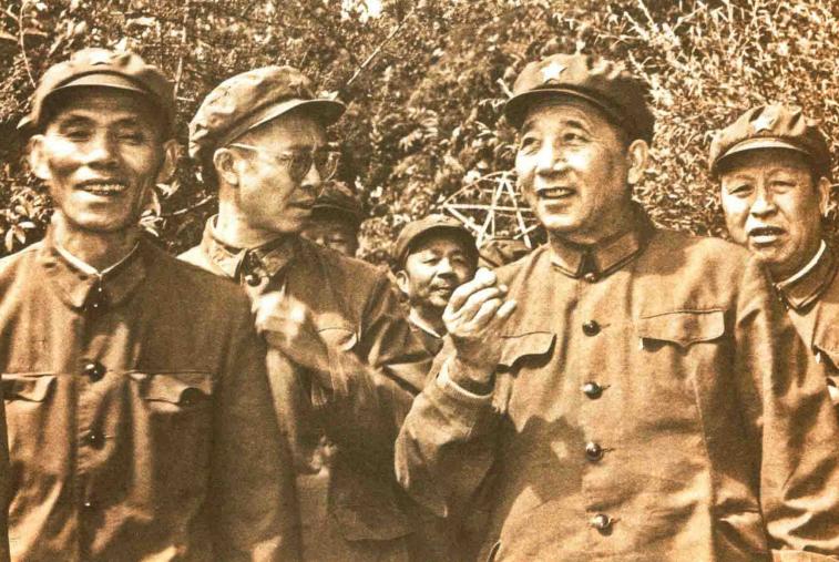 前排左边是开国中将韦杰，当时是成都军区副司令员。右边是开国中将秦基伟，当时担任成