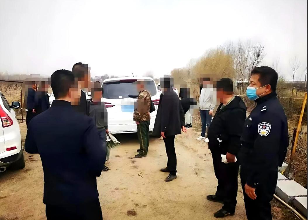 小伙在农村抓到剧毒野生蛇，专家非要逼着他放生，结果小伙一句话把专家怼得哑口无言：