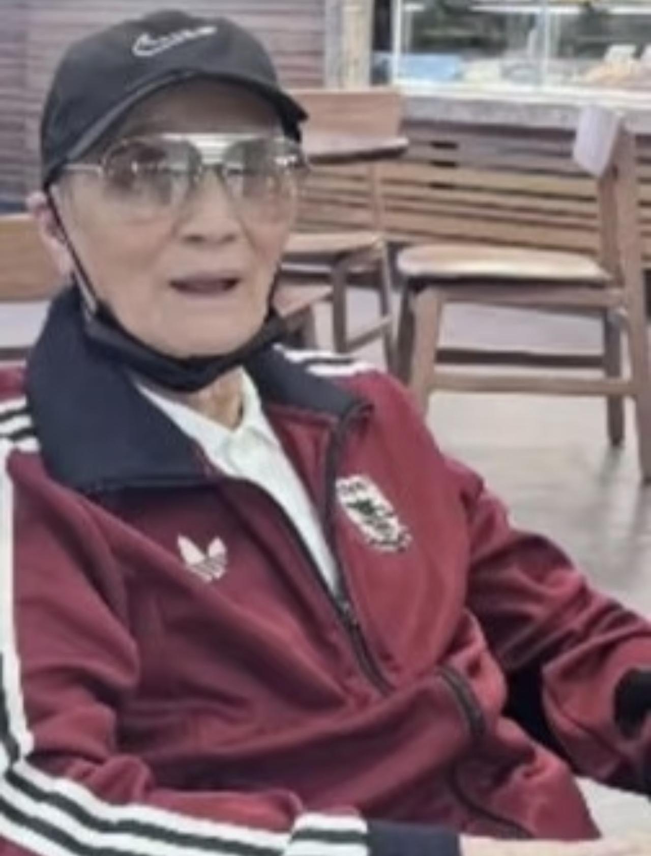 没想到入行70年拿了金像奖终身成就奖的谢贤，戴了一辈子墨镜真不是为了耍酷。早年拍