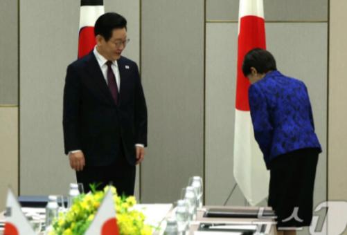 李在明这次学精了。自从尹锡悦上次访日，稀里糊涂对着日本国旗鞠了躬，被韩国民众骂到