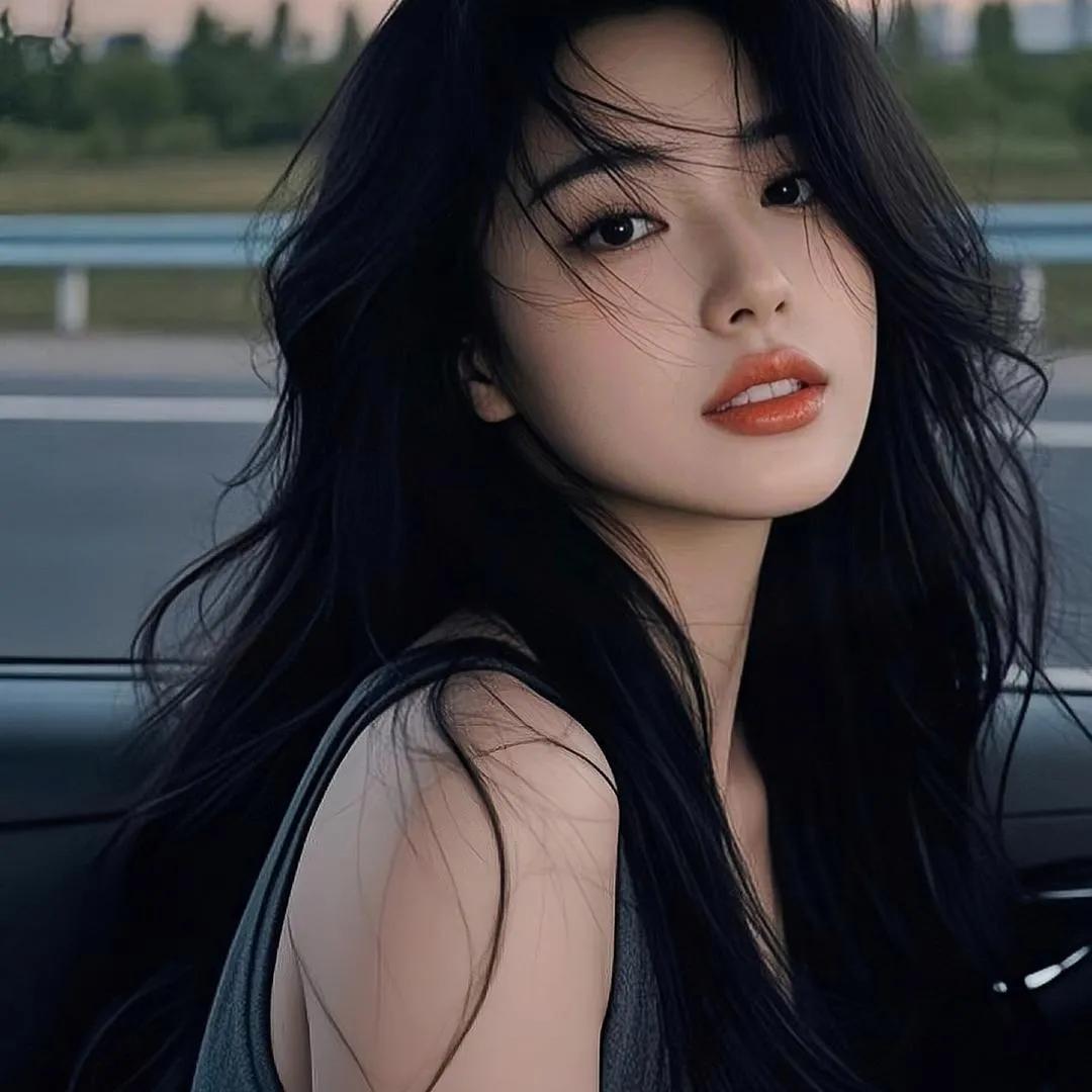 风中飘逸的少女，公路上的心动瞬间自然清新美少女 林间粉漾少女 少女的灵动感 在路