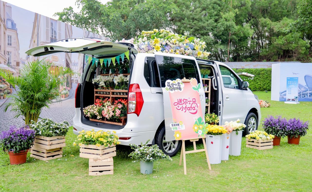 风行菱智PLUS凭借越级装载力，轻松容纳多箱食材与货品，既是创业路上的可靠伙伴，