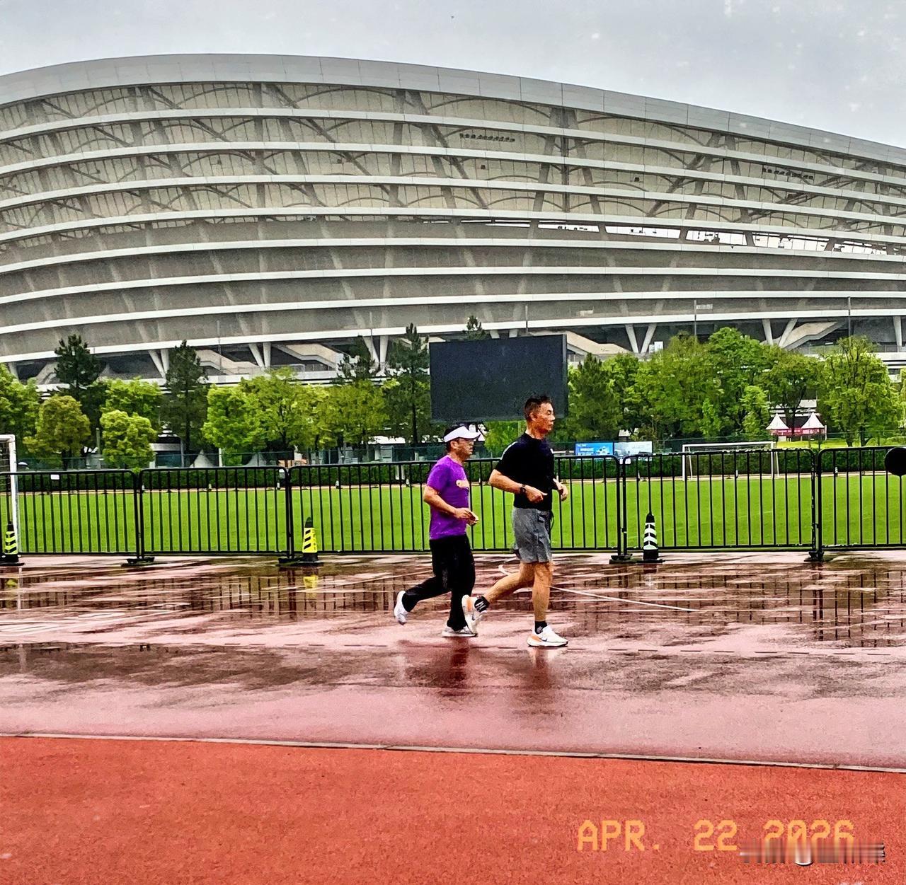 今晨姑苏雨淋淋
奥体晨跑二三人