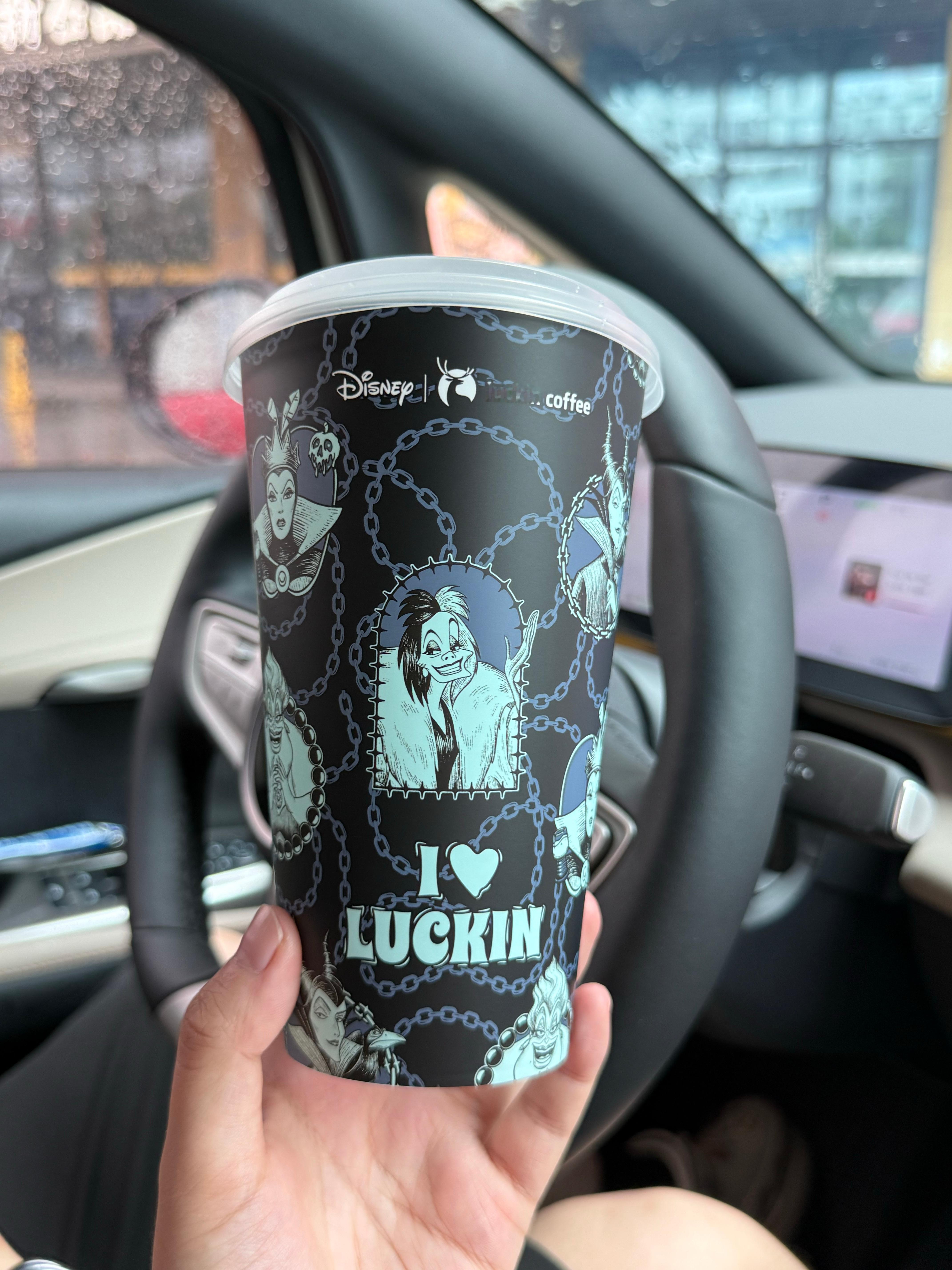 买瑞碰到天使店员了🥹我说早知道点超大杯了，杯子好好看！小姐姐说可以多送我一个呜