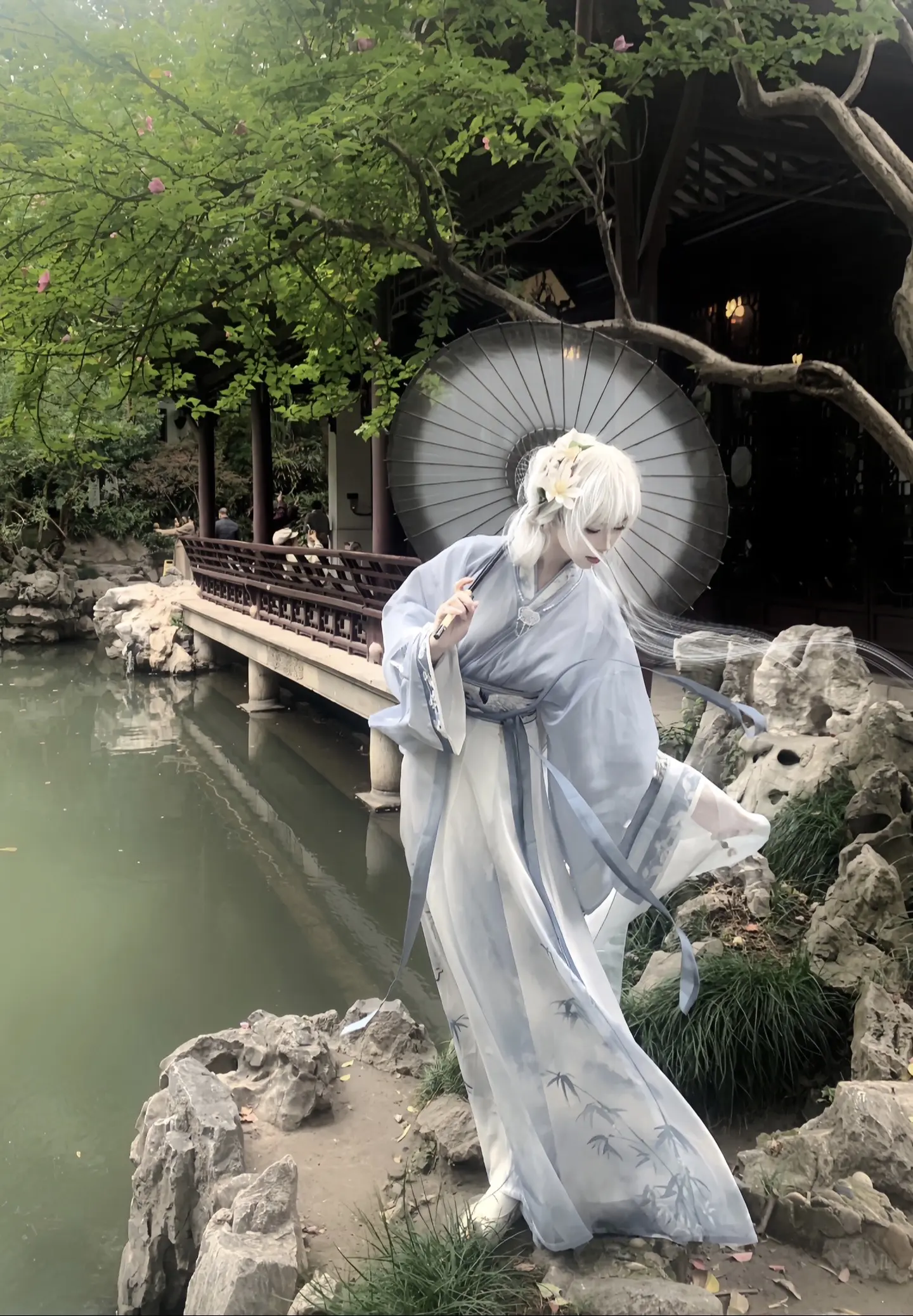 青瓦长忆旧时雨。