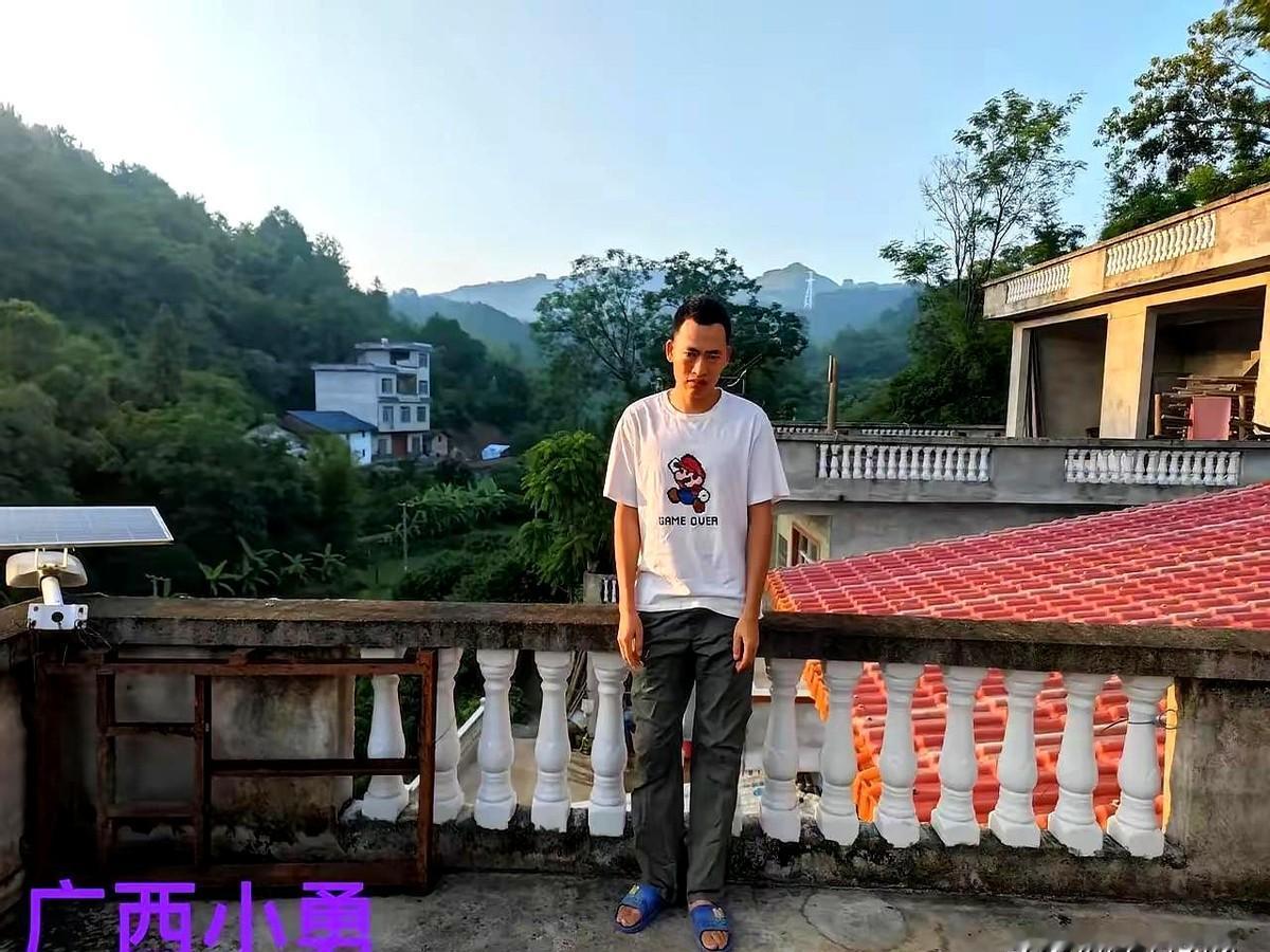 视频里永远都在装可怜。
他嘴上说着和小凤不是情侣，结果一个星期就睡到了一块；对着