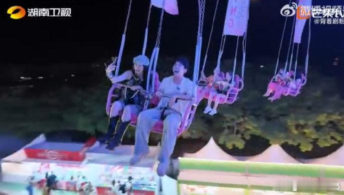 李佳琦又菜又爱玩《披哥 4》里没人选也不抱怨，默默研究比赛策略，连胡夏都夸他学口