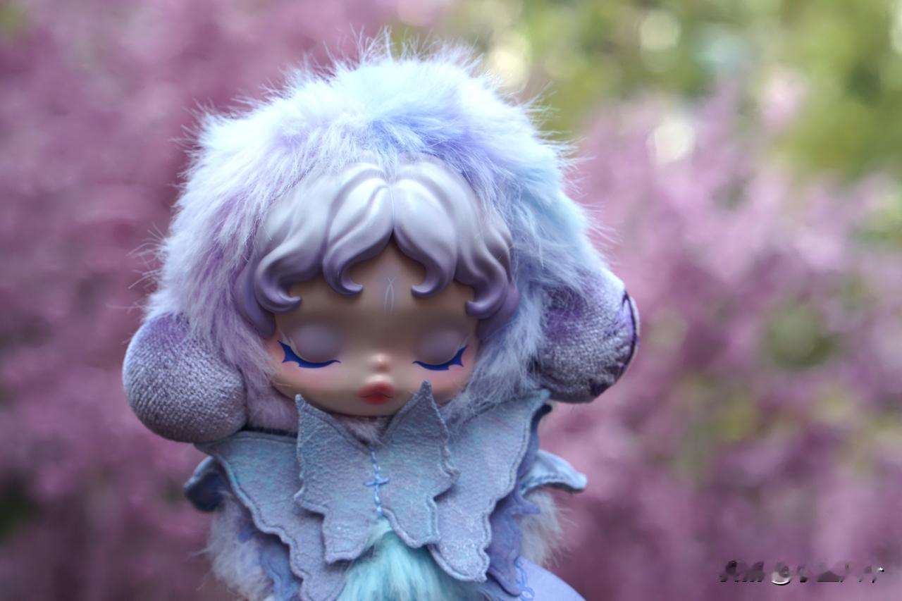 昨天坐车路过红凌南路车站，俺家帮主说你看你看那个人是不是cosplay咱包上这个