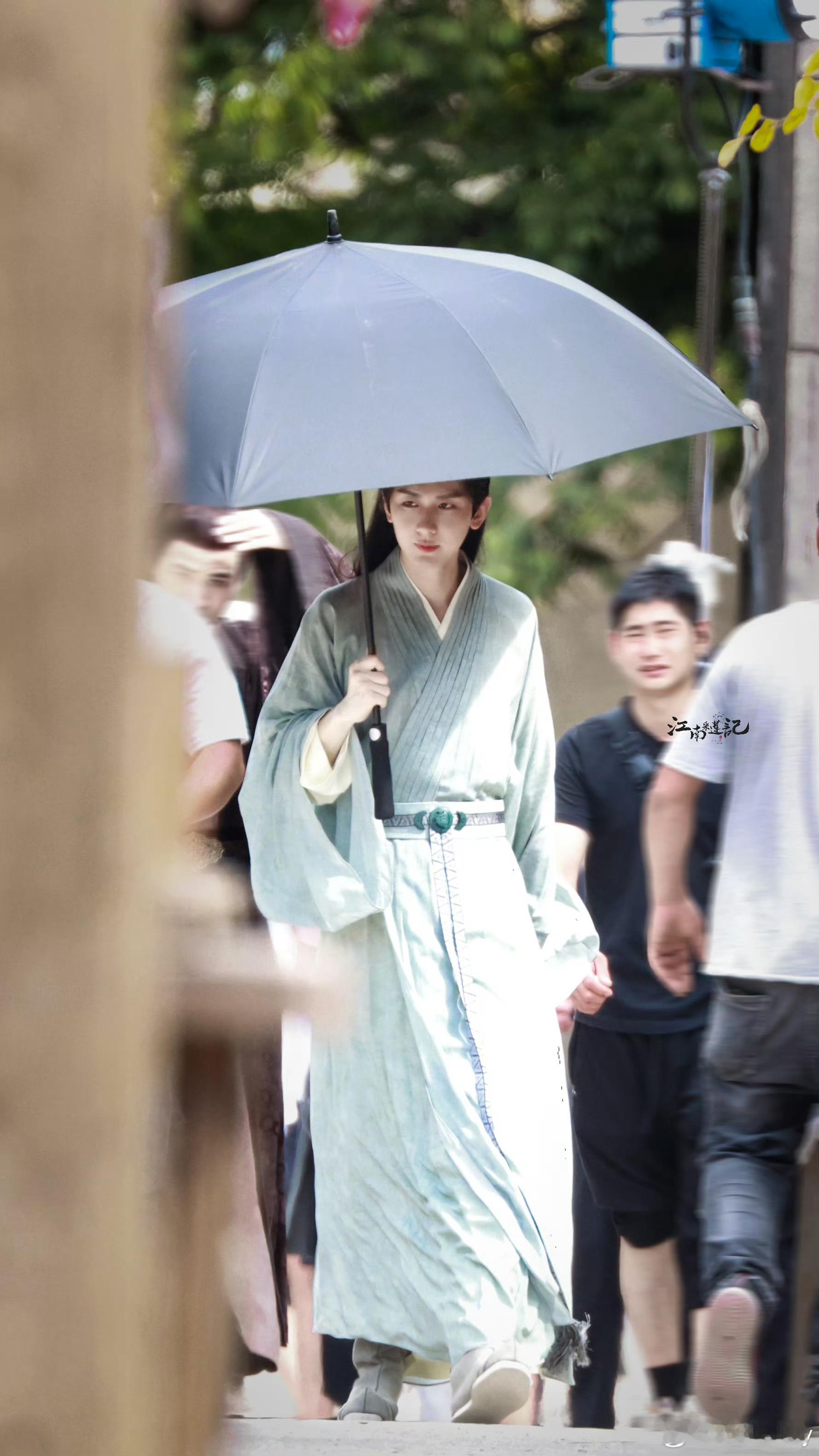 成毅两京十五日cy成毅朱瞻基晨风翻动新页，露水写闪亮的诗。且学庭前银杏，从容舒展