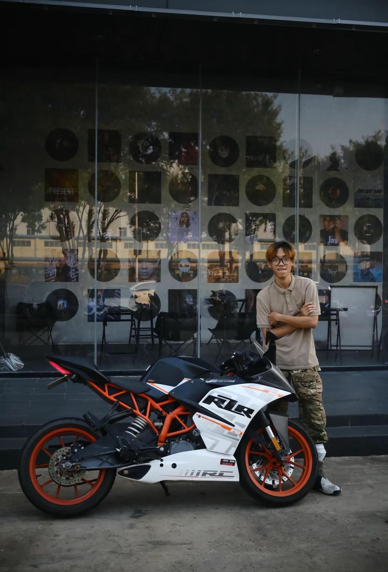 不要摘头盔 我就要你戴着头盔坐。机车