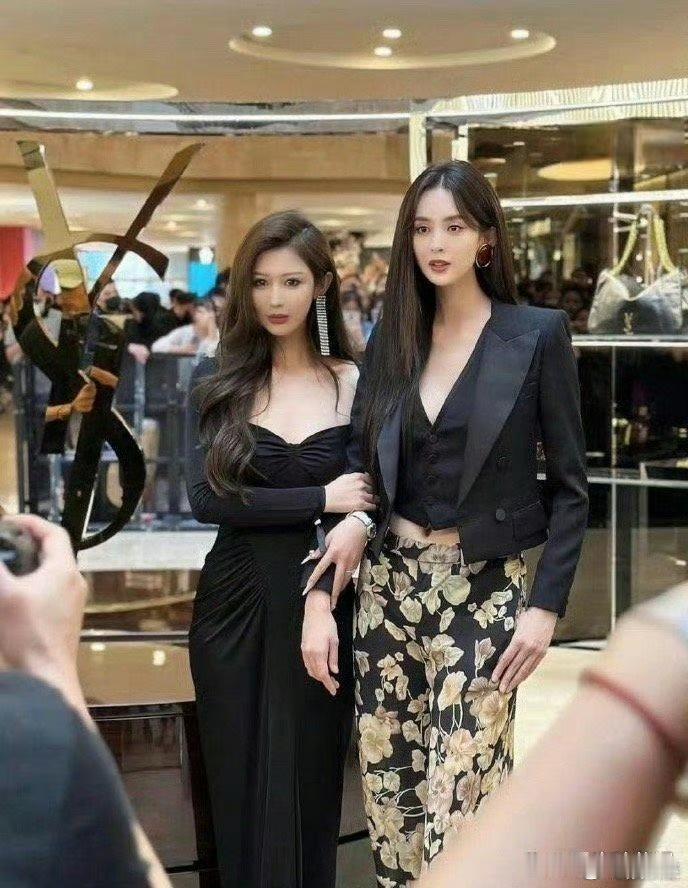 第一次觉得古力娜扎这么大只，本来以为瘦的像纸片人。 ​ ​​​