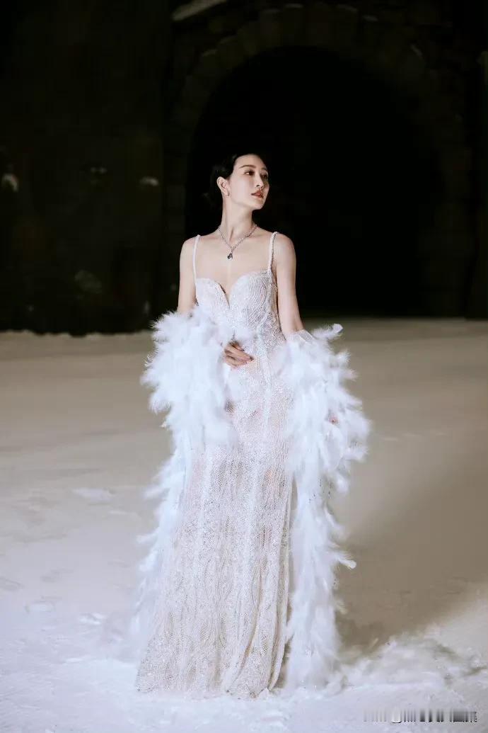 王鸥这次真的美疯了！王鸥工作室发布的《美丽冻人的雪姑娘》花絮里，41岁的她在冰天