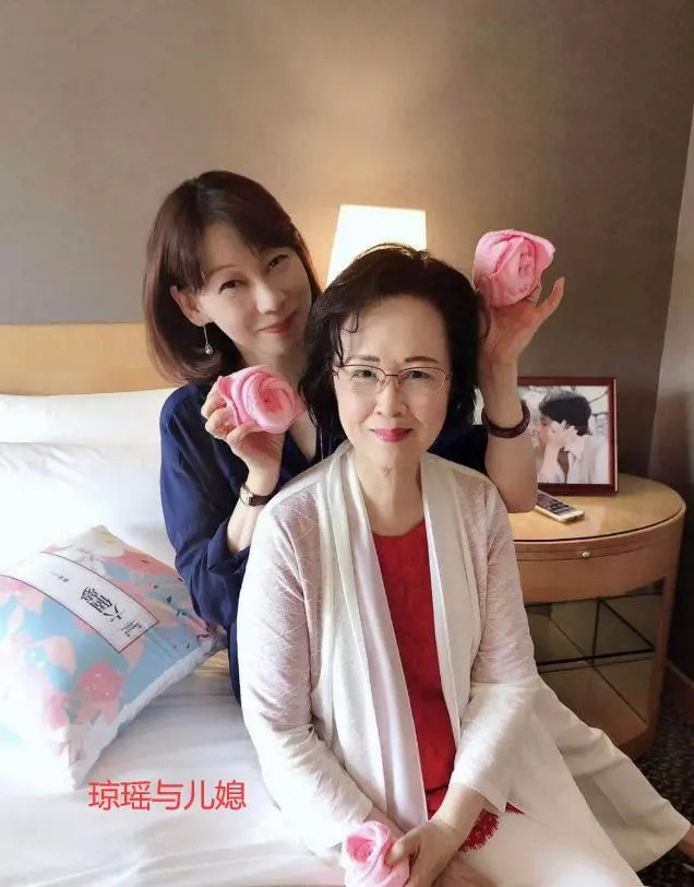 儿媳悼念琼瑶  琼瑶儿媳悼念婆婆  据台媒，琼瑶去世后，何琇琼首发声悼念婆婆，她