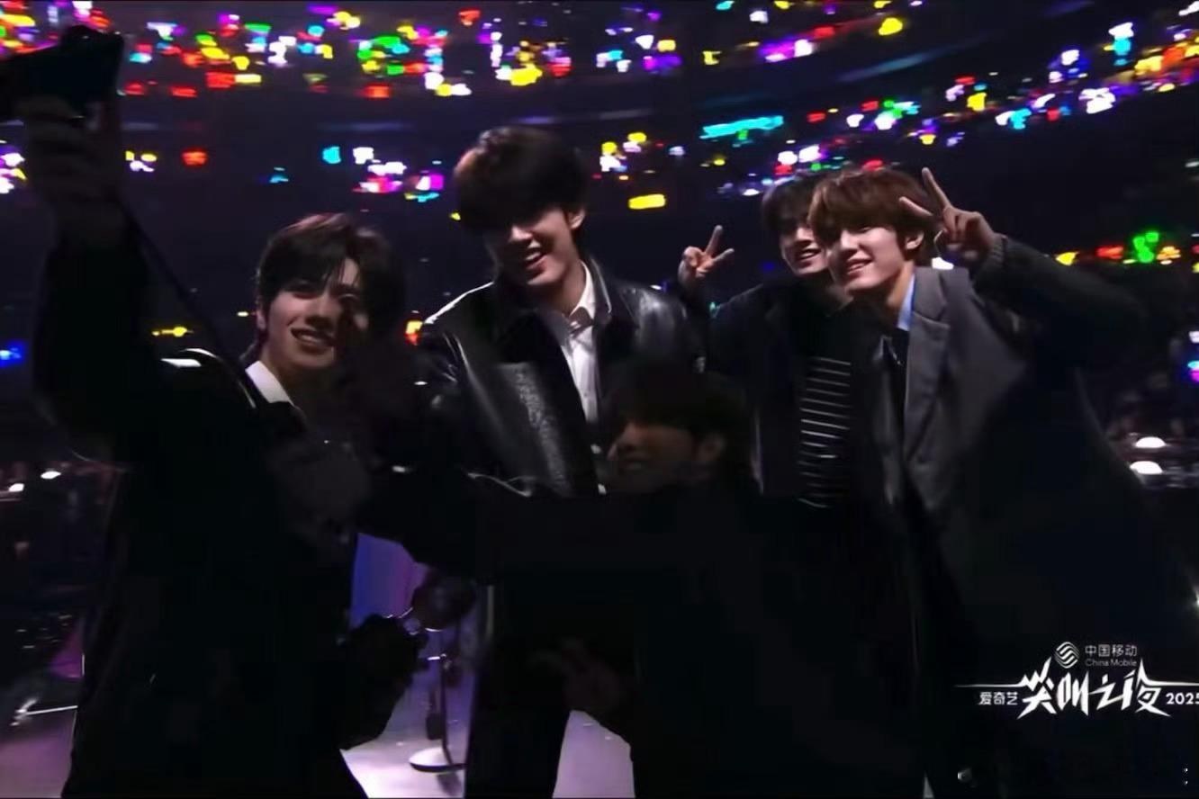 TOP登陆少年的松弛感 哥几个太好笑了，越来越松弛了领奖也不忘和大家合影