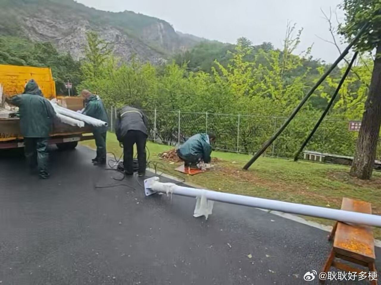 华晨宇给演唱会沿路装路灯好用心 ​​​