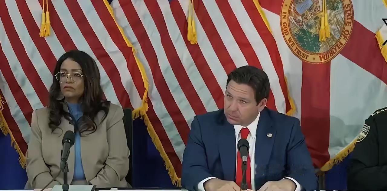 佛罗里达州州长德桑蒂斯，怼起自由派记者来从不含糊，名场面一个接一个还全有实锤。